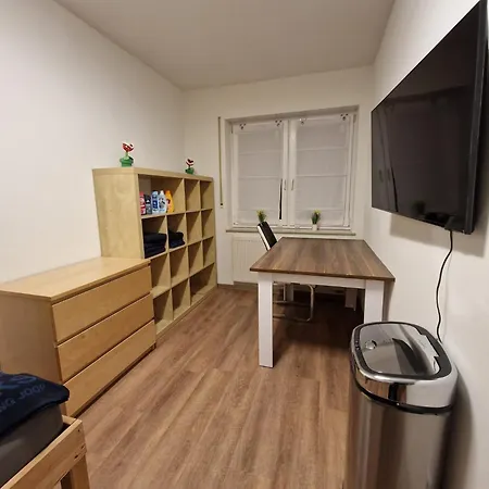 Einzelzimmer In Ruhiger Lage --- Check-in Mit Schluesselkasten Rum i privatbostad